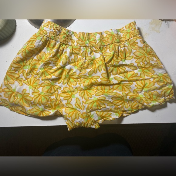 Zara women’s floral yellow shorts - Picture 2 of 3